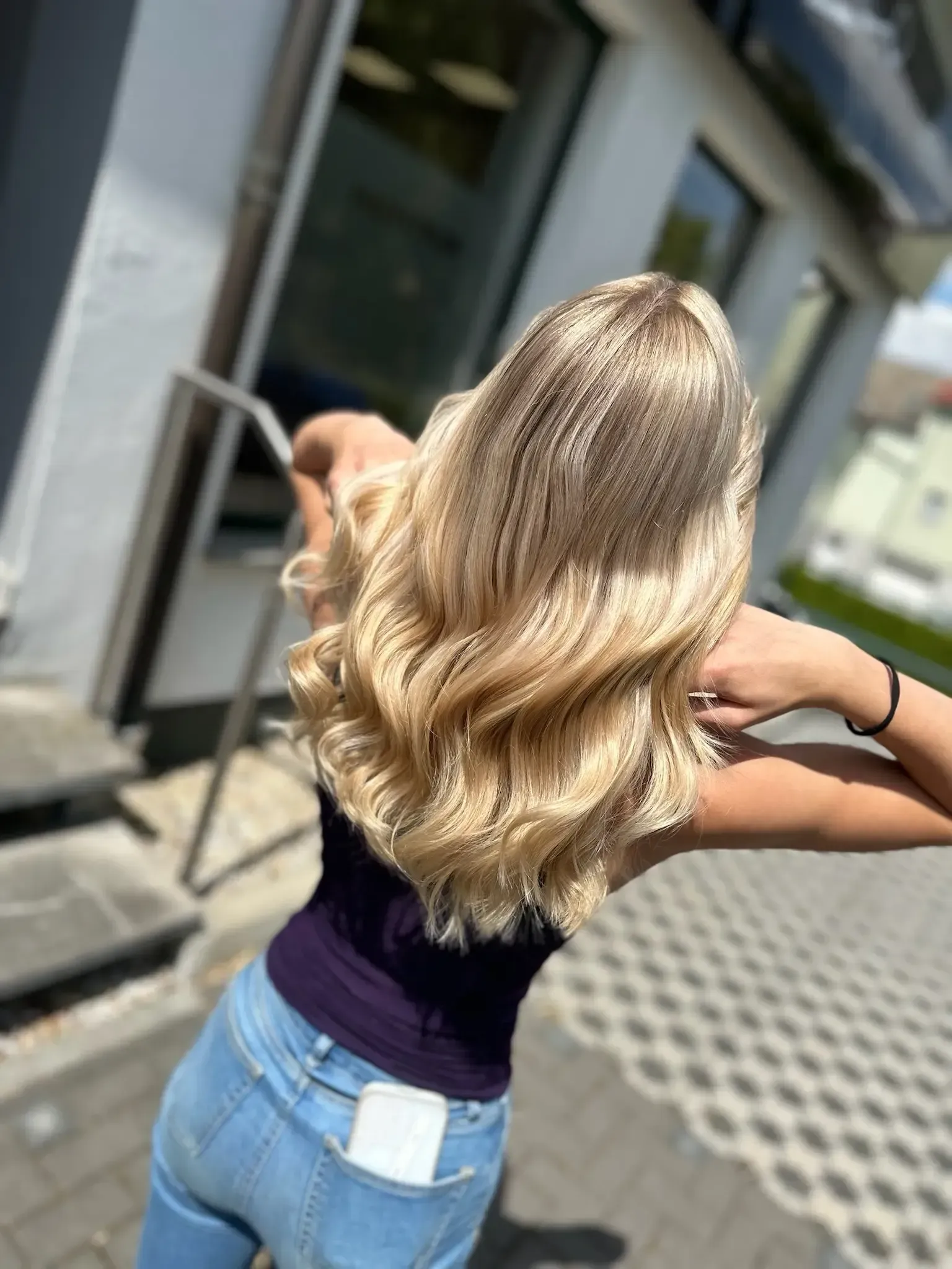 Sonnengeküsstes Balayage-Blond mit weichen Farbverläufen, gestylt bei Chic & Chill.