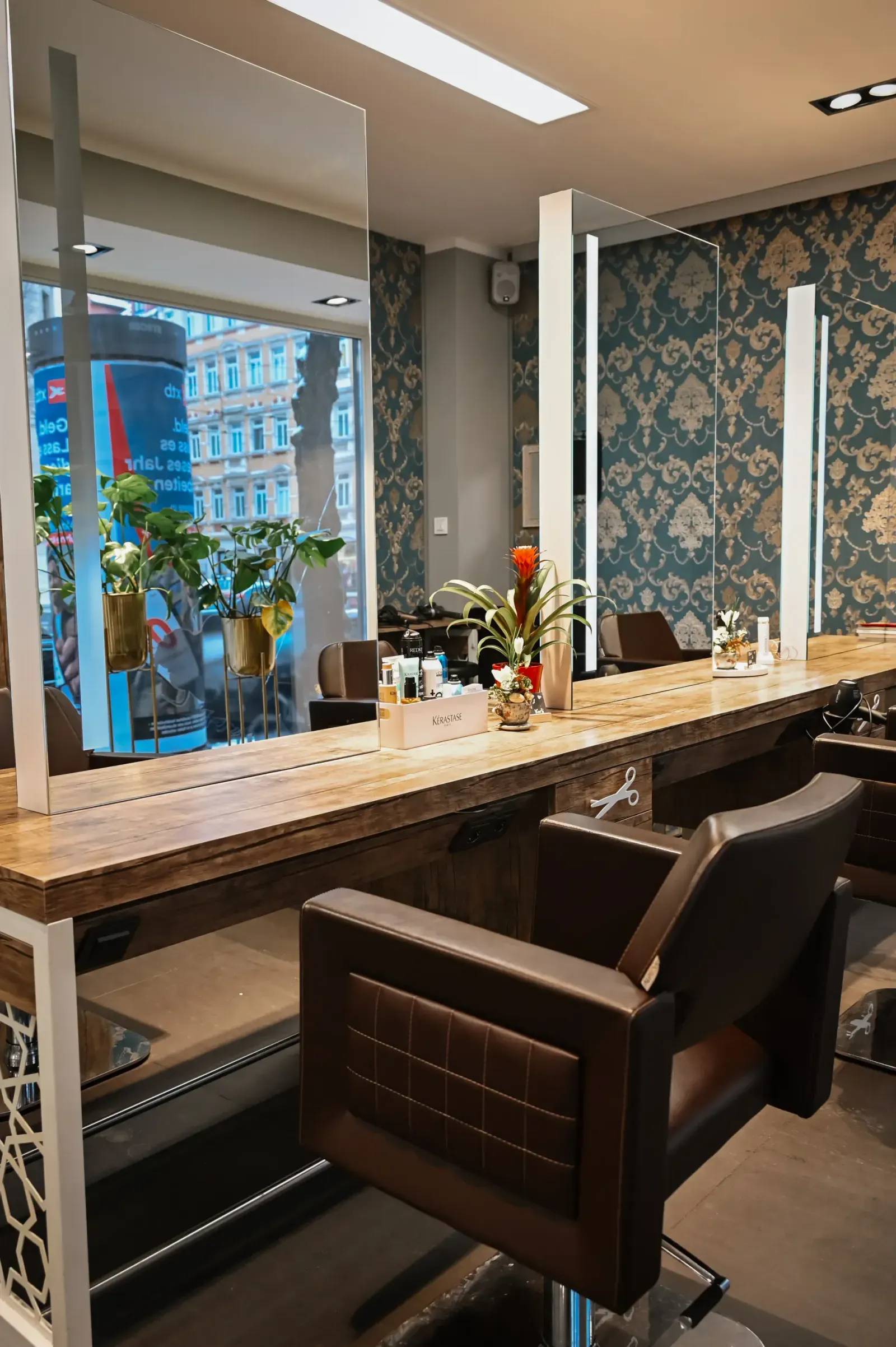 Beratungsgespräch für Keratin Bondings und Haarverlängerung im Chic & Chill Salon Leipzig.