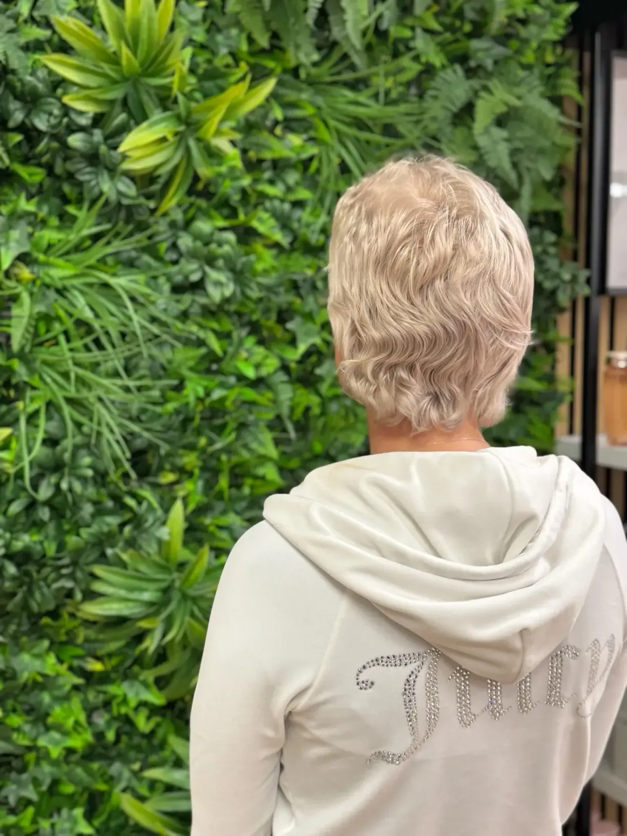 Glänzendes Echthaar-Ergebnis nach Keratin-Bonding bei Chic & Chill.